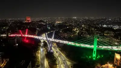 أمانة عمّان تضيء جسر عبدون بألوان