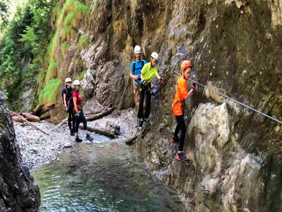 مدار الساعة,أخبار المجتمع الأردني,وزير الشباب,وزارة الشباب,وزارة السياحة,هيئة تنشيط السياحة,البحر الميت
